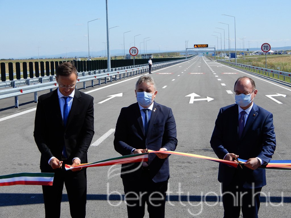 Átadták az M4-es autópálya Ártándig tartó szakaszát24